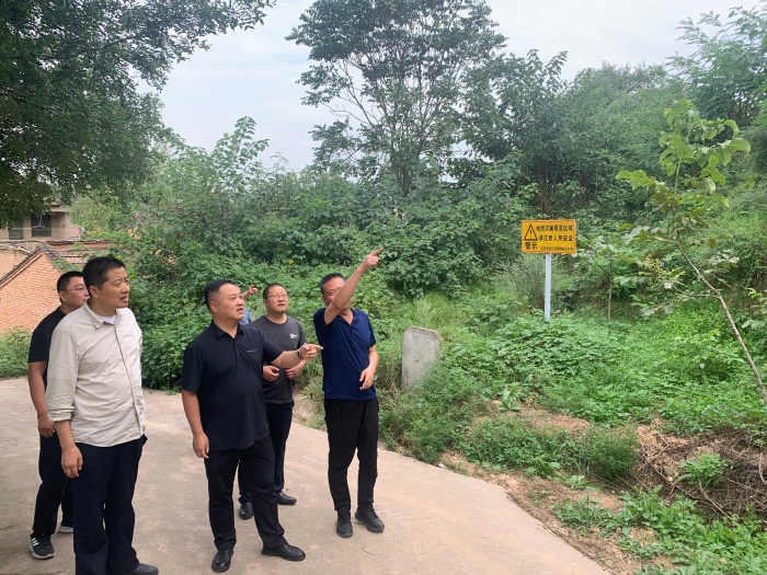 区委常委、常务副区长柳鹏举到贾村镇检查指导防汛防滑工作